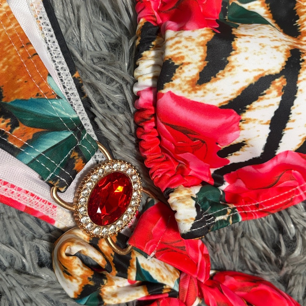 Stunning Jewel decor two piece - Picture 3 of 3